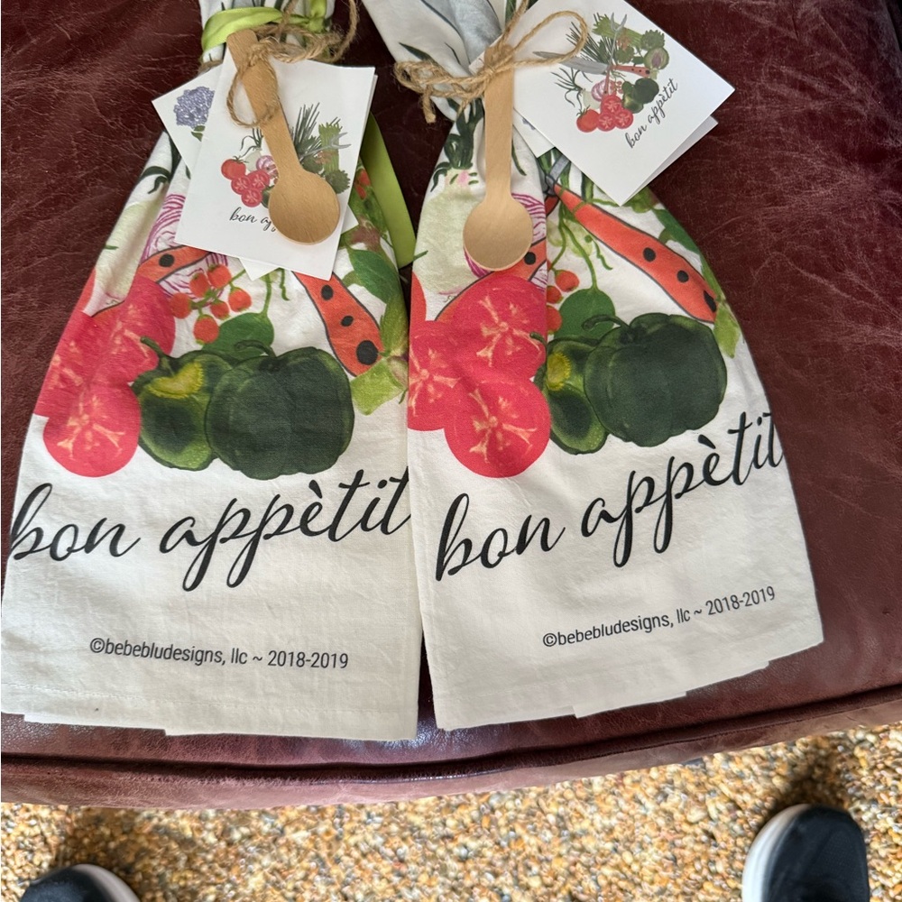 NWT Bon Appétit Kitchen Towels with Vegetable Print